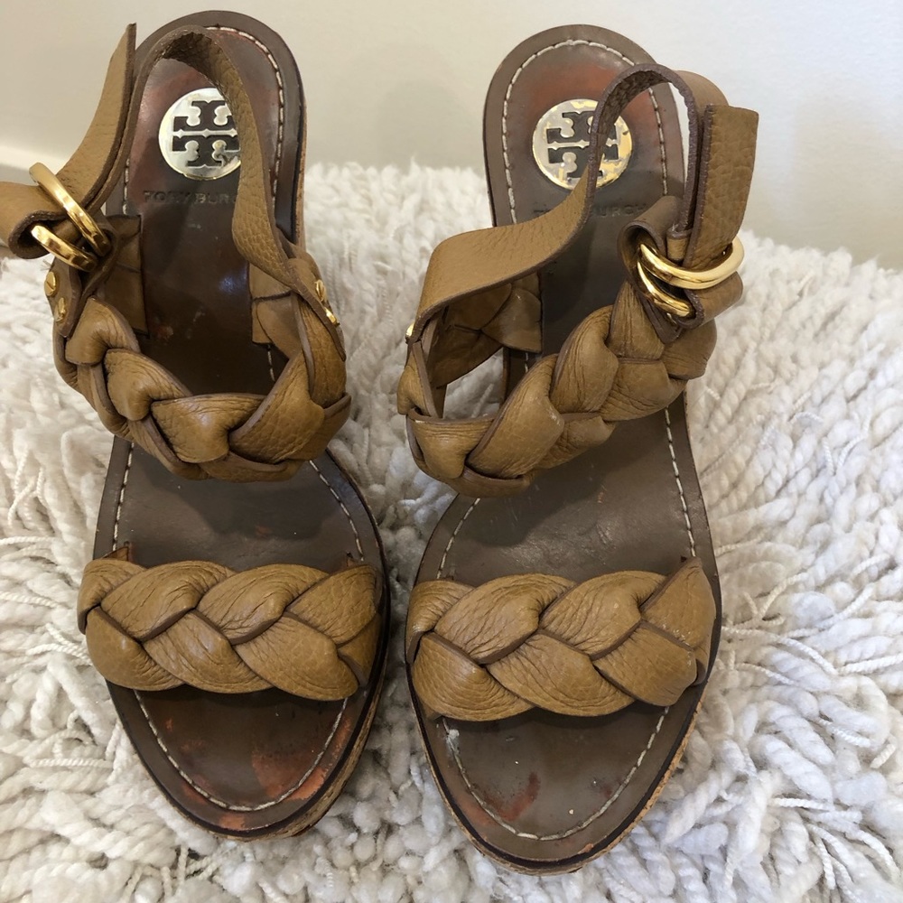 Fun Tory Burch leather & cork platforms. Perfect for your next sunny vacation.